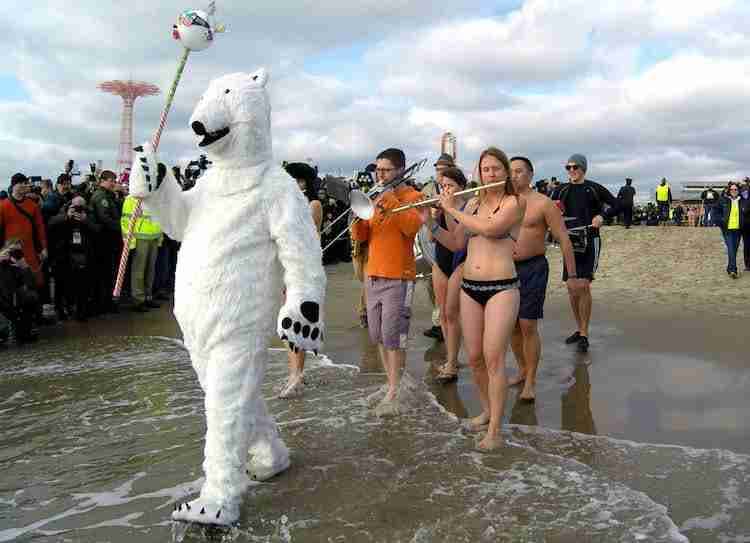 Il bagno di Capodanno a Coney Island