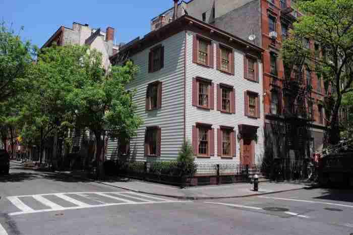 La casa in legno si trova in Bedford Street, nel West Village