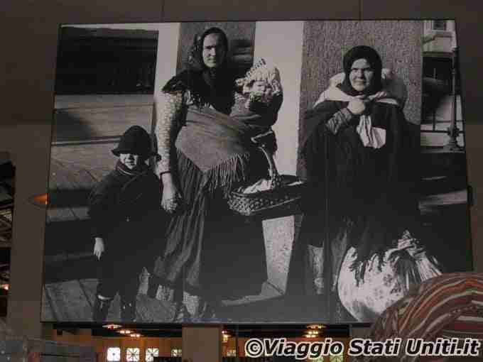 Foto di migranti all'interno di Ellis Island
