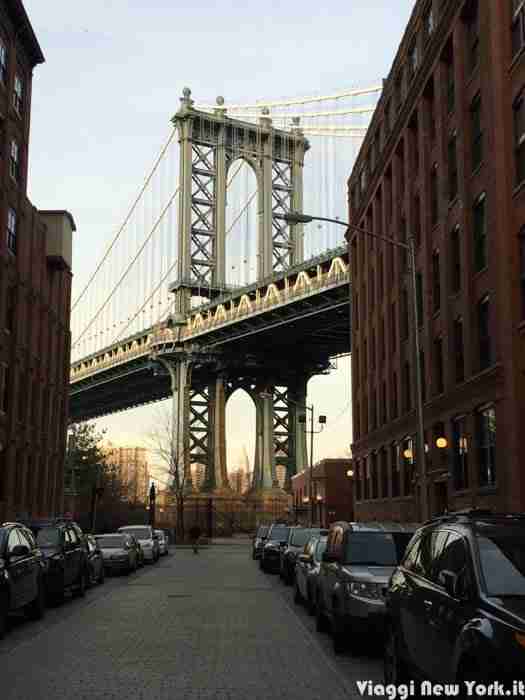 Dall'arco del ponte di Manhattan dovrebbe vedersi l'Empire State Building