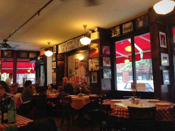 Lombardi's pizza nel quartiere Little Italy