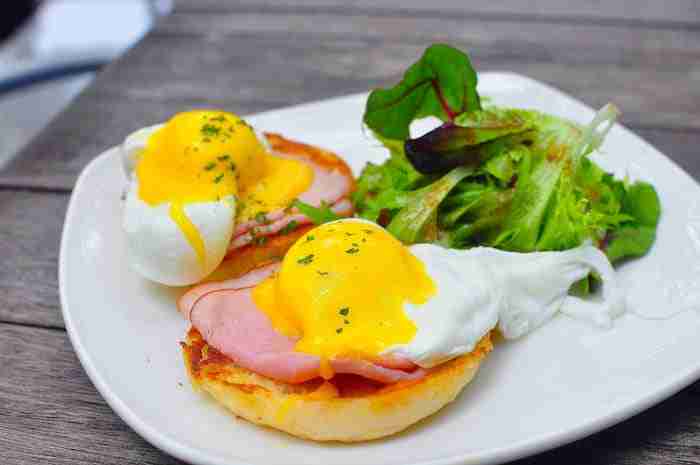 Eggs benedict