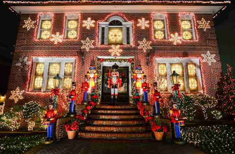 Addobbi Natalizi Anni 80.Dyker Heights Le Luci Di Natale Come Arrivare Mappa E Consigli Utili