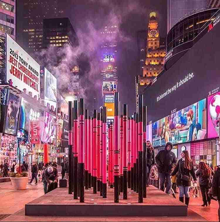 L'installazione We were strangers once too a Times Square per San Valentino