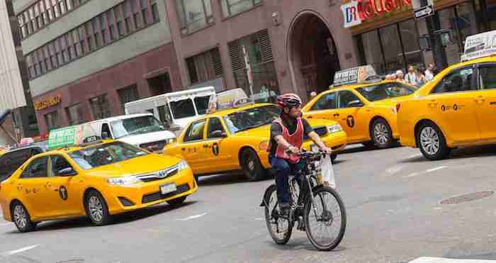 Ciclista nel traffico: meglio evitare con i bambini