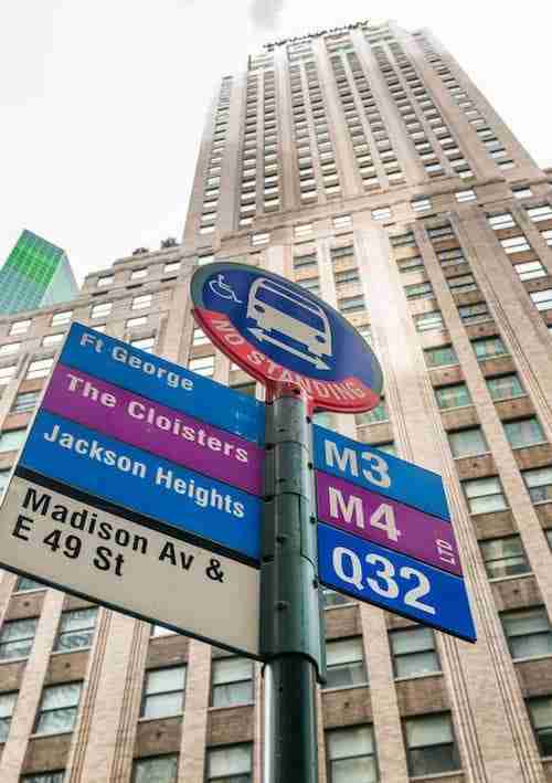 Una fermata del bus a Manhattan