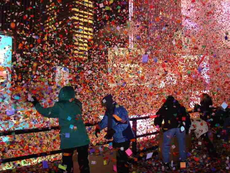 I coriandoli vengono lanciati su Times Square