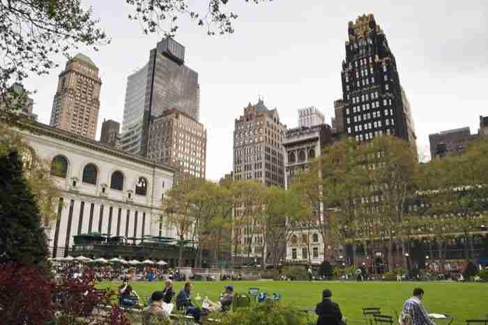 Bryant Park si trova in pieno centro di Midtown Manhatttan