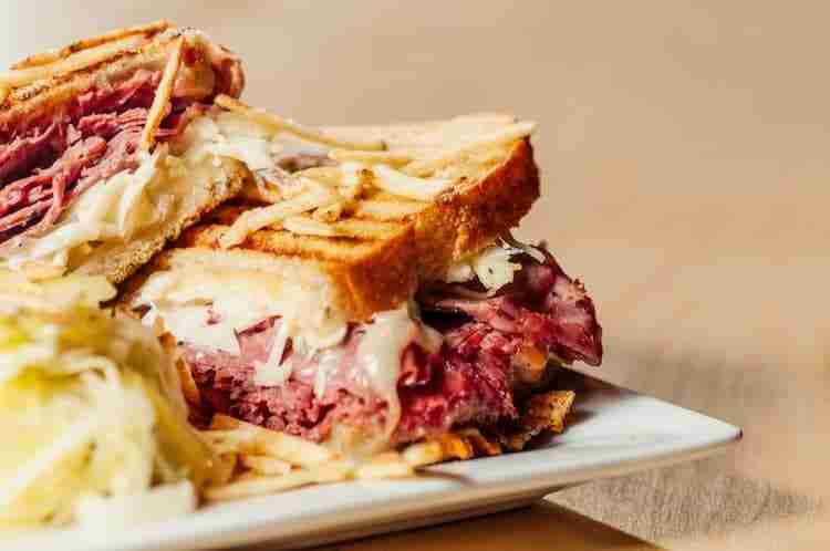 Pastrami a New York: dove mangiarlo