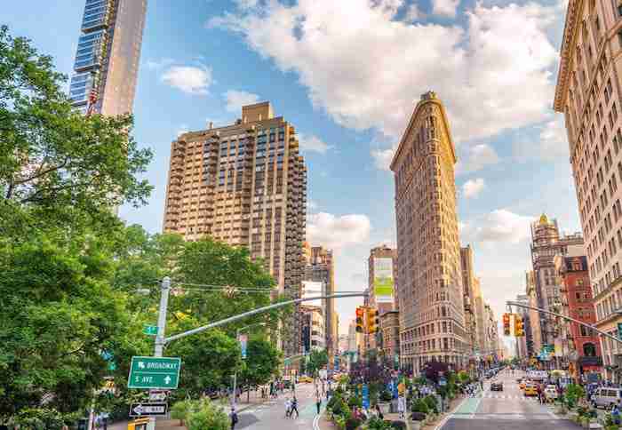 Il Flatiron Building si trova parte sud della 5th Avenue, vicino al Madison Square Park