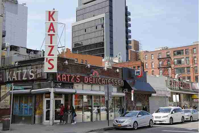 Katz's Delicatessen è famoso per il pastrami e per il film "Harry ti presento Sally"