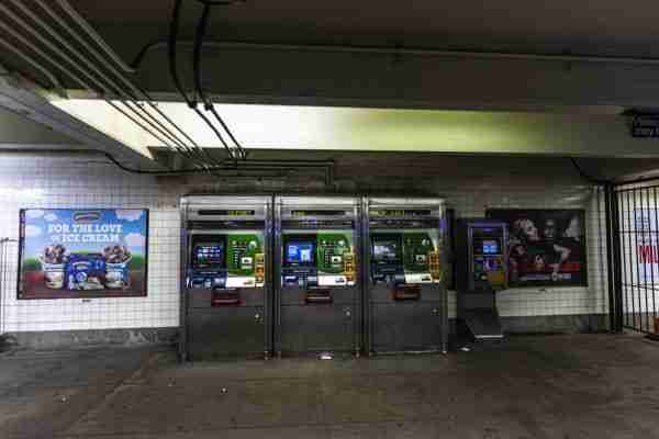 Macchinette automatiche in una stazione della metro