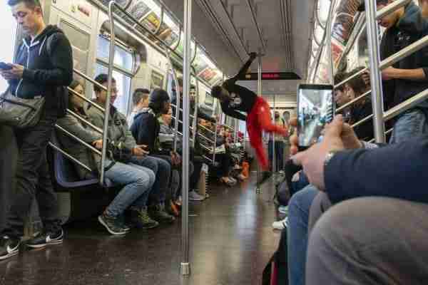 Esibizione di danza nella metro di New York