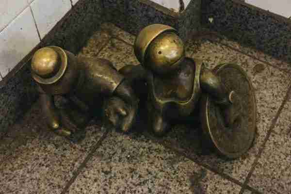 Scultura "Life Underground" di Tom Otterness.