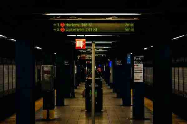 Display della metro con indicazione dei minuti di attesa