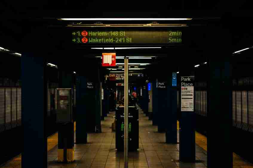 Display della metro con indicazione dei minuti di attesa