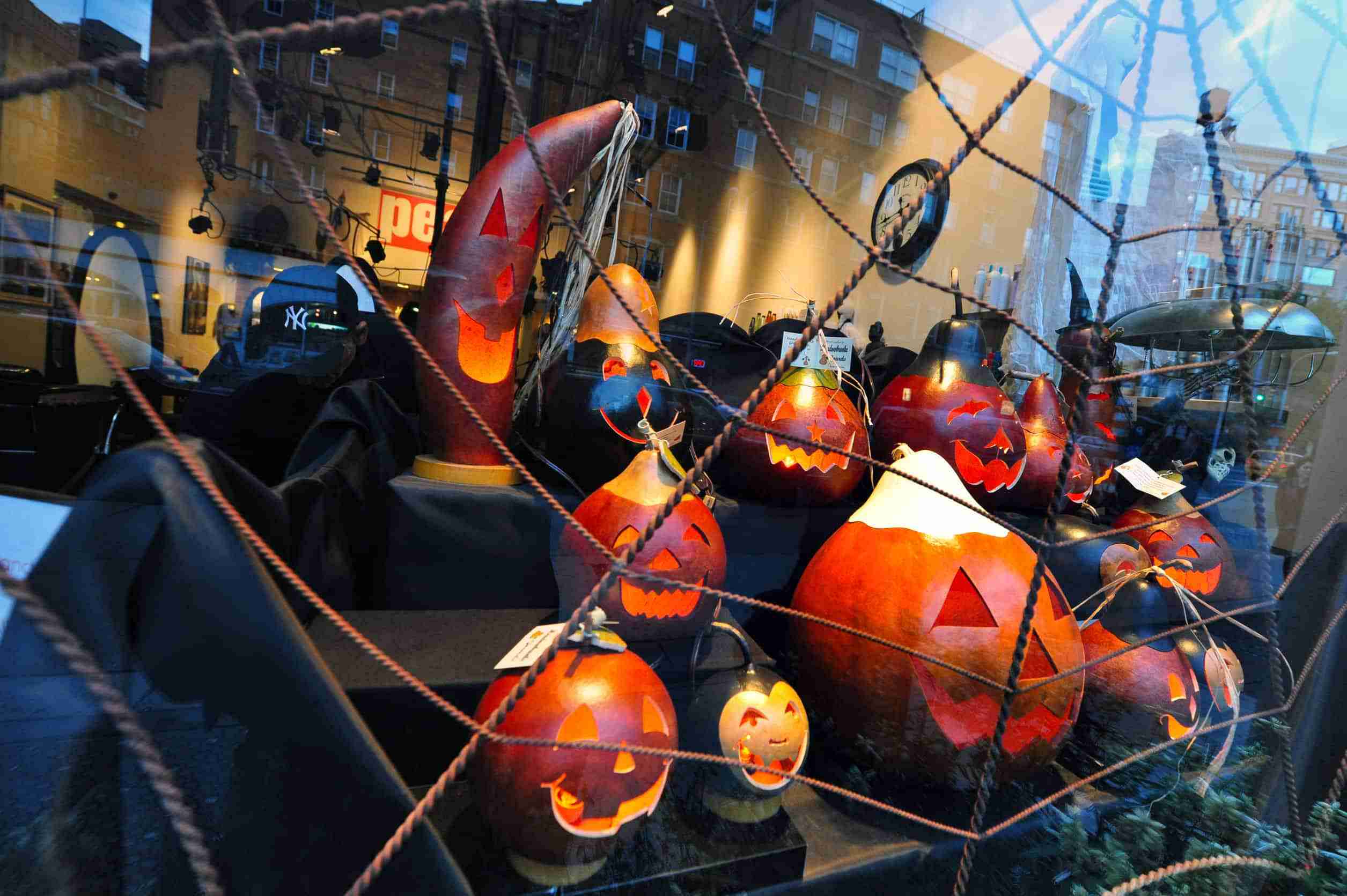 Una vetrina di Manhattan ad Halloween
