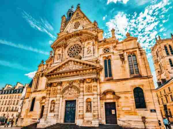 La Chiesa di Saint-Etienne-du-Mont dove Gil salirà sull'auto che lo porterà nel passato