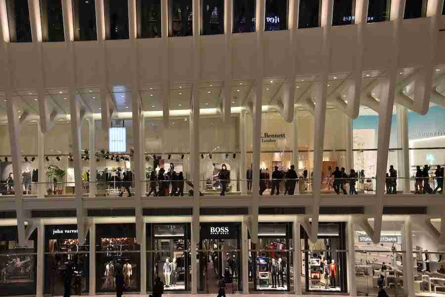 Il centro commerciale Westfield dentro la stazione Oculus, New York