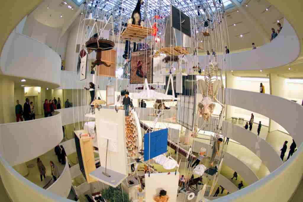 Esposizione di opere di Maurizio Cattelan al Guggenheim di New York