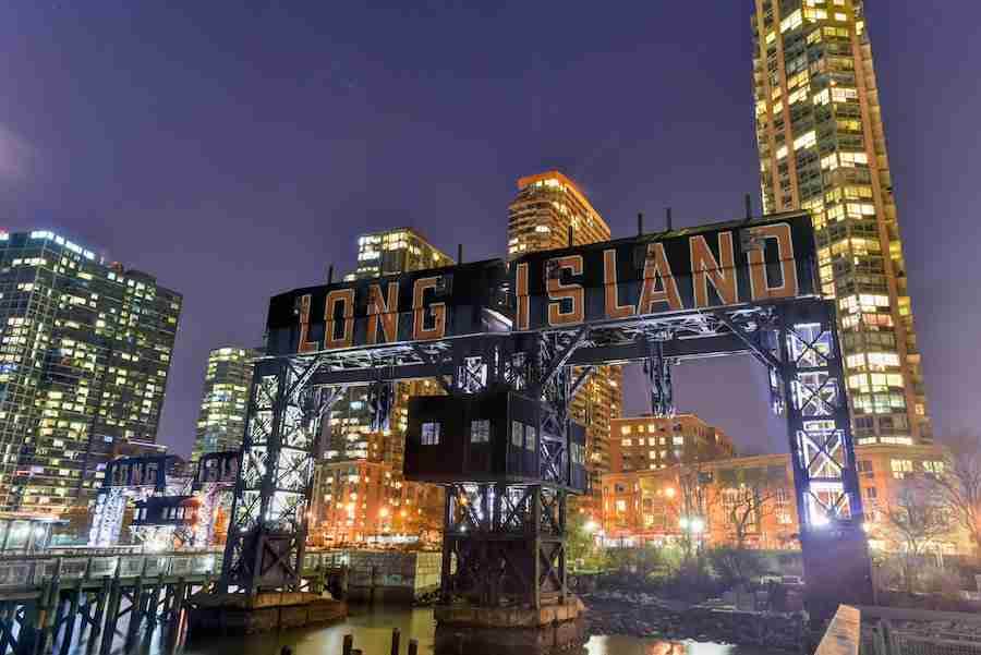 Molo di Long Island City vicino al Gantry State Plaza Park, New York