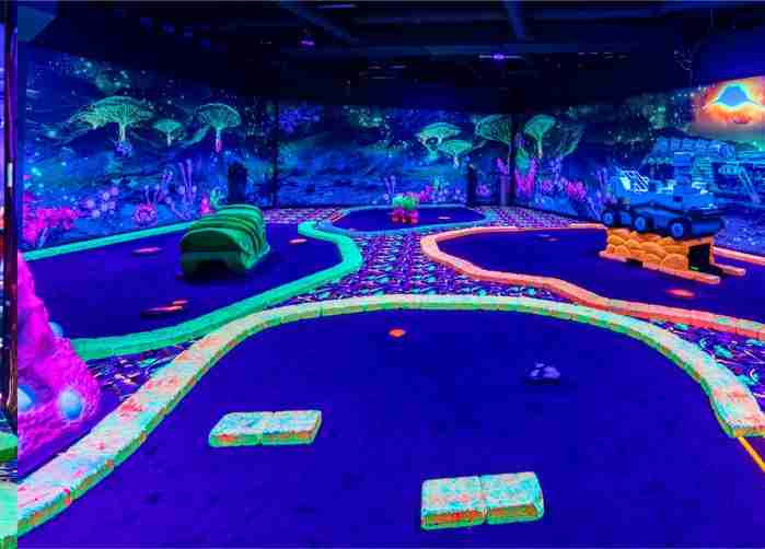 Blacklight Mini Golf all'American Dream Mall, New York