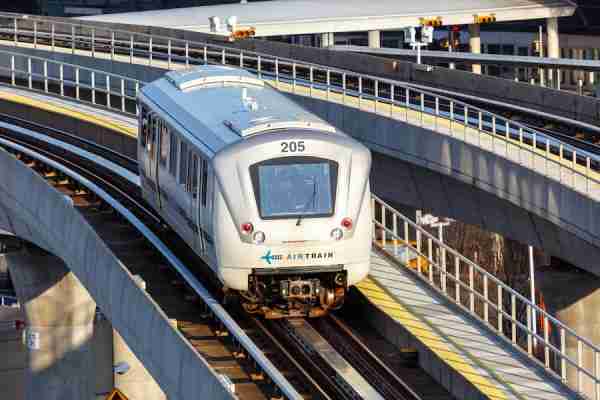 L'AirTrain Jfk è un treno automatico che collega i terminal con le stazioni della metro e della LIRR