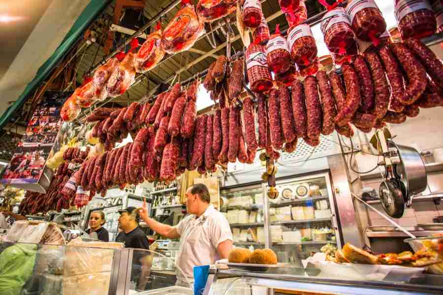 Le specialità italiane dentro il mercato di Arthur Avenue nel Bronx