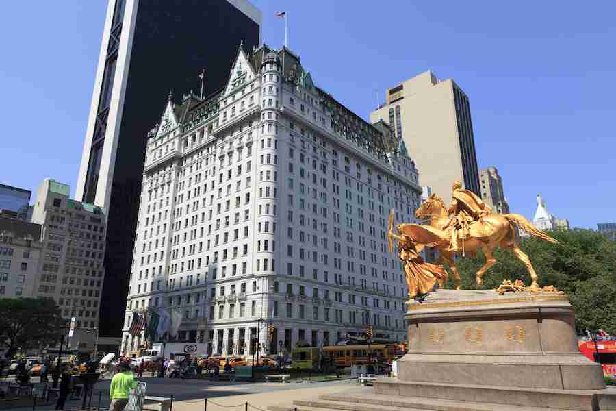 Il famoso Hotel Plaza sulla 5th Avenue vicino a Central Park