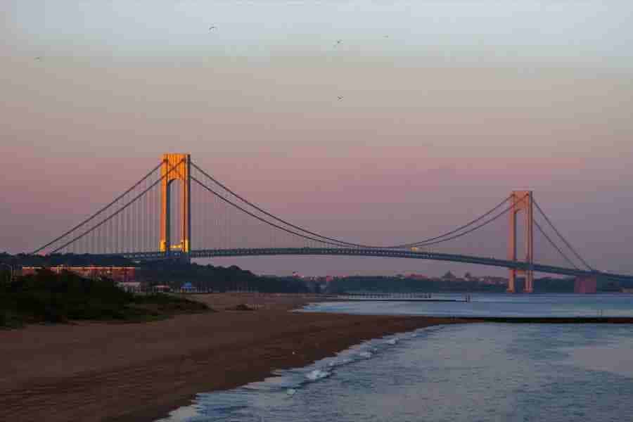 La spiaggia di South Beach a Staten Island e sullo sfondo il ponte di Verrazzano