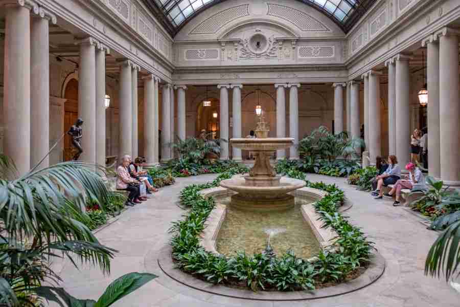 Il bellissimo atrio della The Frick Collection, New York