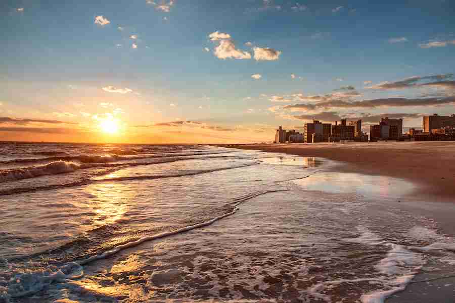 Brighton Beach al tramonto. Questa spiaggia di New York è vicinissima a Coney Island.