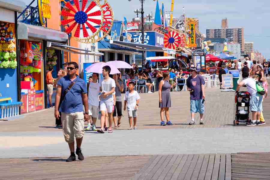 Passeggiare sul Boardwalk di Coney Island è una delle attività top!