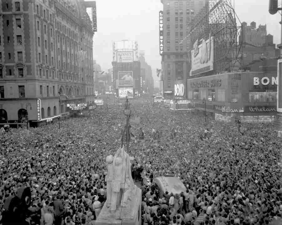 Una massa di persone riunite a Times Square dopo la resa del Giappone nel 1945
