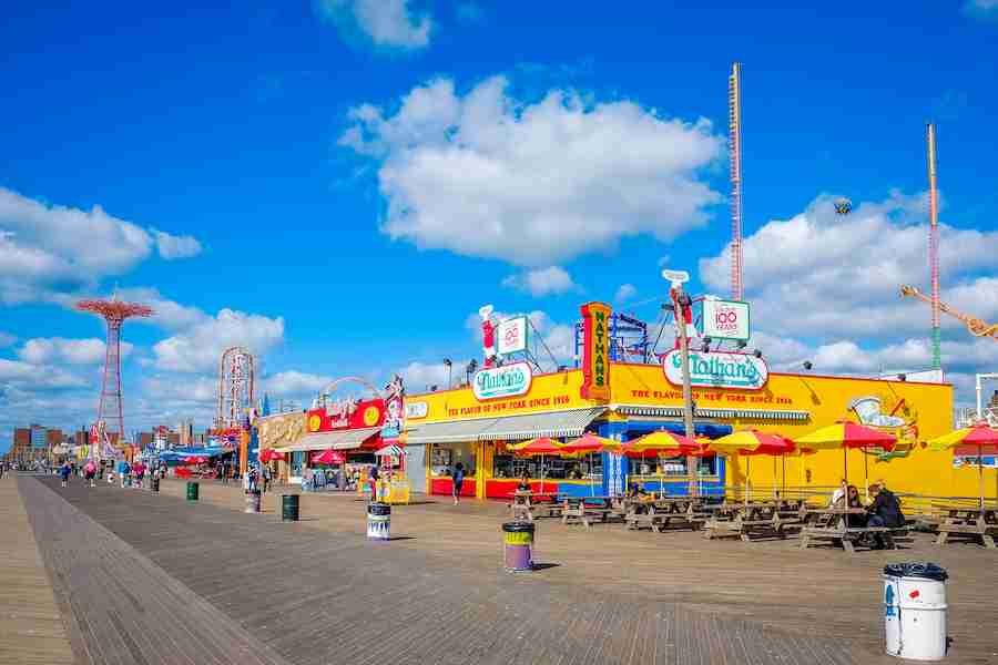 Il famoso venditore di hot dog Nathan's a Coney Island, Brooklyn