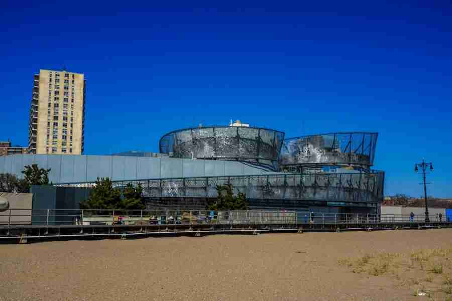 L'esterno del New York Aquarium a Coney Island