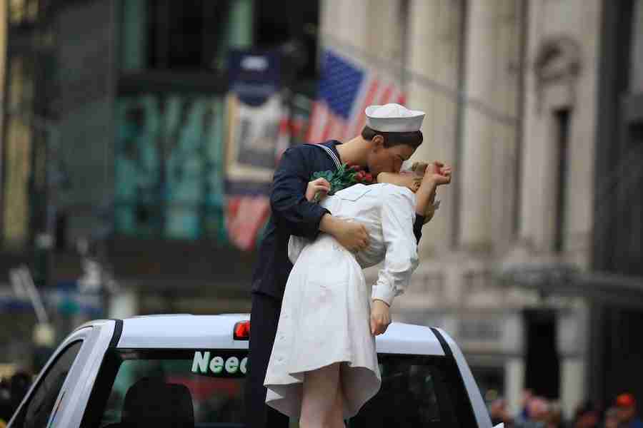 Una statua dello storico bacio a Times Square