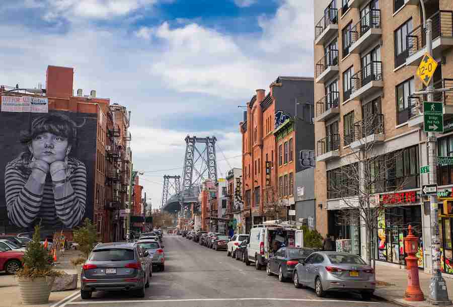 Una strada di Williamsburg a Brooklyn e sullo sfondo il Williamsburg Bridge