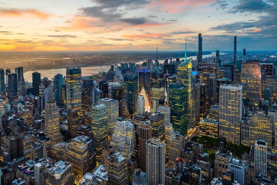 Lo skyline di Manhattan ricco di grattacieli è una delle cose più iconiche dell'isola