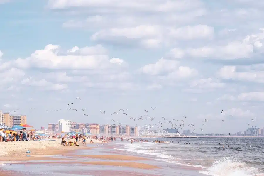 La spiaggia di Rockaway Beach nel Queens, New York