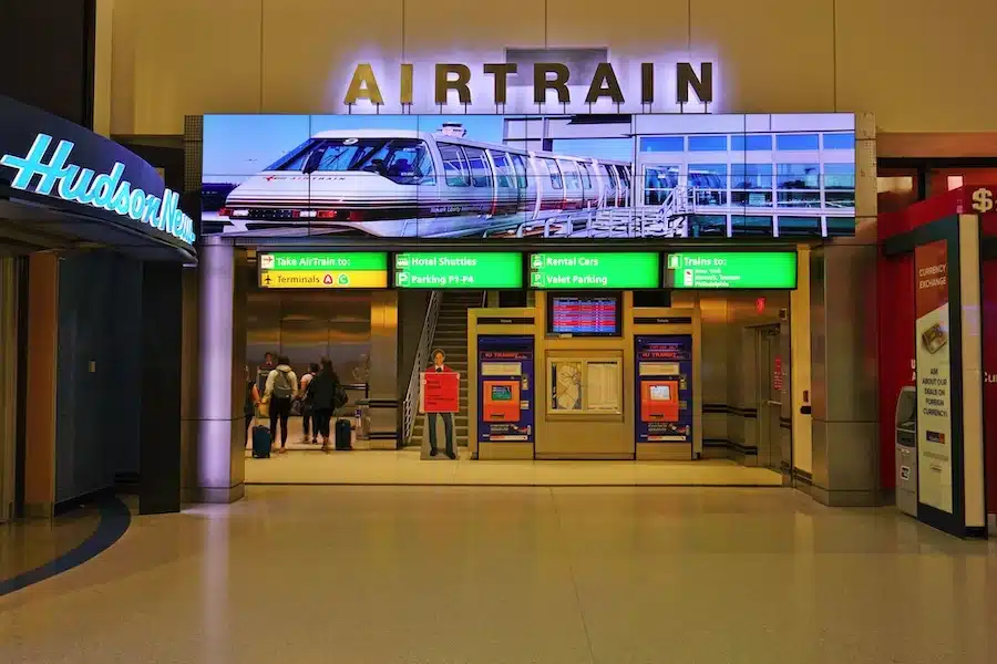 L'ingresso della stazione Airtrain all'aeroporto di Newark