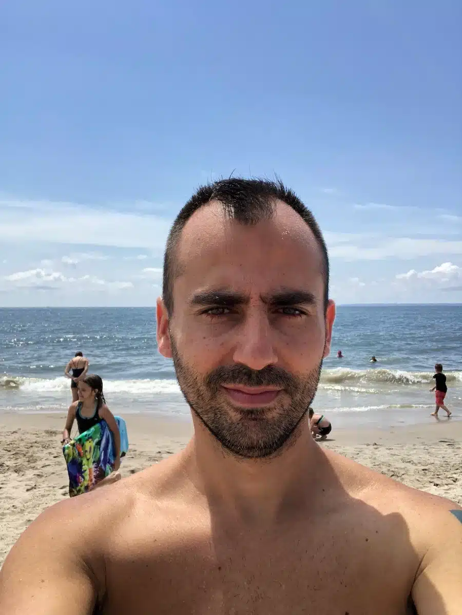 Carlo Galici nella spiaggia di Coney Island