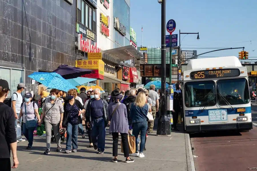 Flushing è una delle zone più vivaci del Queens, New York