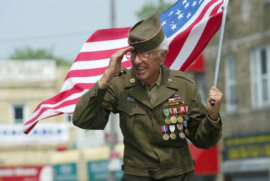 Un veterano durante la parata del Memorial Day nel Queens