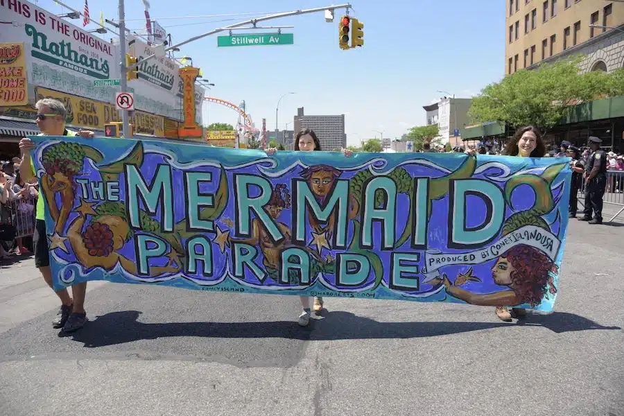 La Mermaid Parade è uno degli eventi imperdibili a giugno a Coney Island, New York