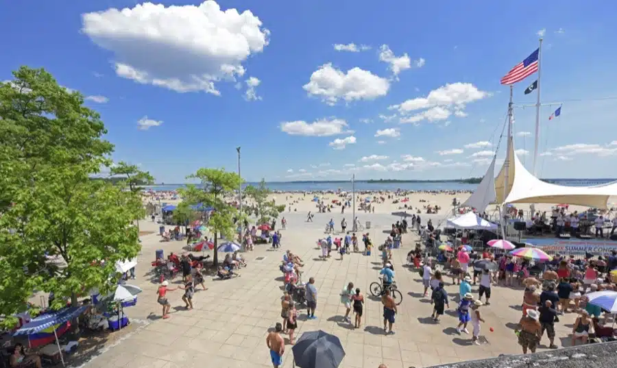 Orchard Beach si trova nel Bronx, New York