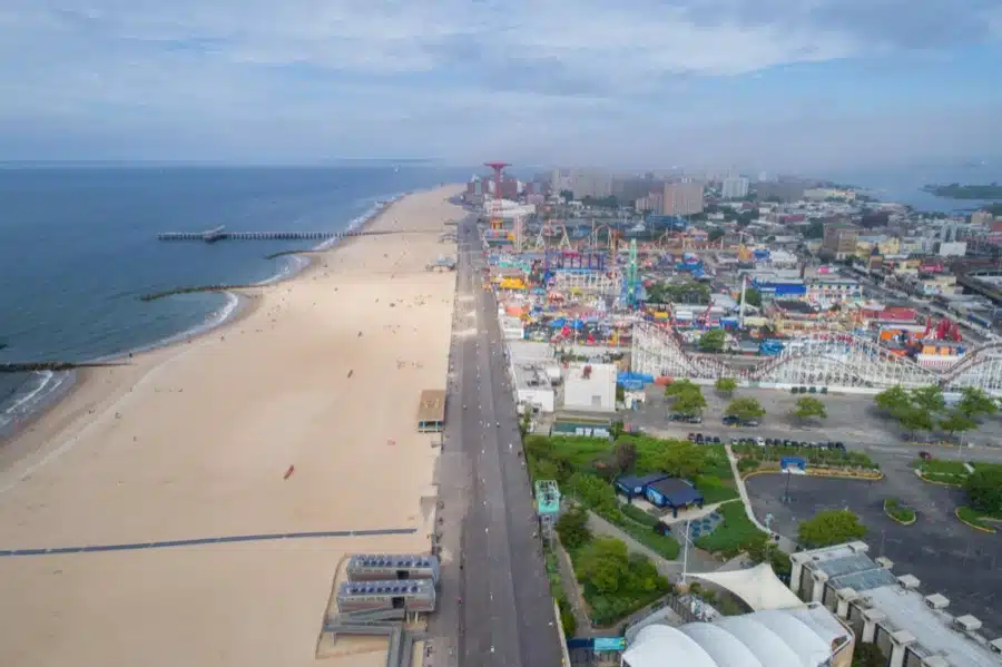 La spiaggia di Coney Island a Brooklyn