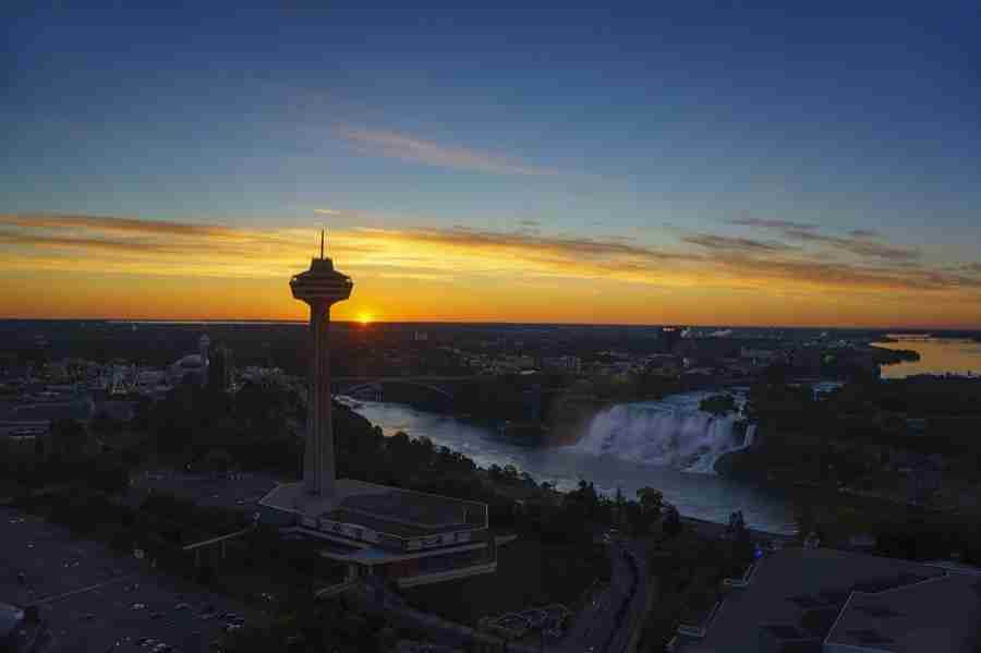 La Skylon Tower e le Cascate del Niagara al tramonto