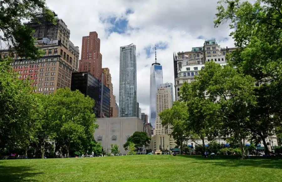 La vista sul One World Trade Center da Battery Park