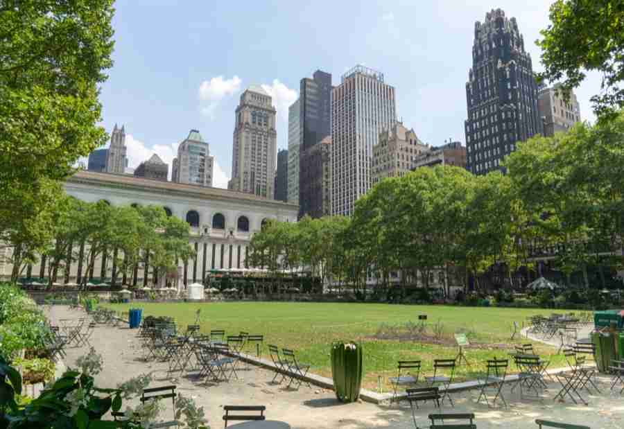 Bryant Park è un'oasi circondata dai grattacieli di Midtown Manhattan